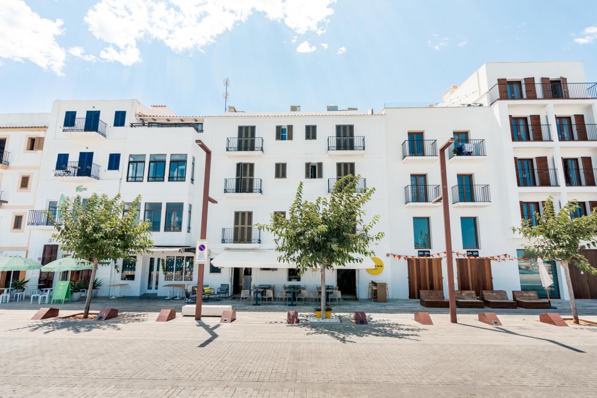 Hotel Ryans La Marina 3*