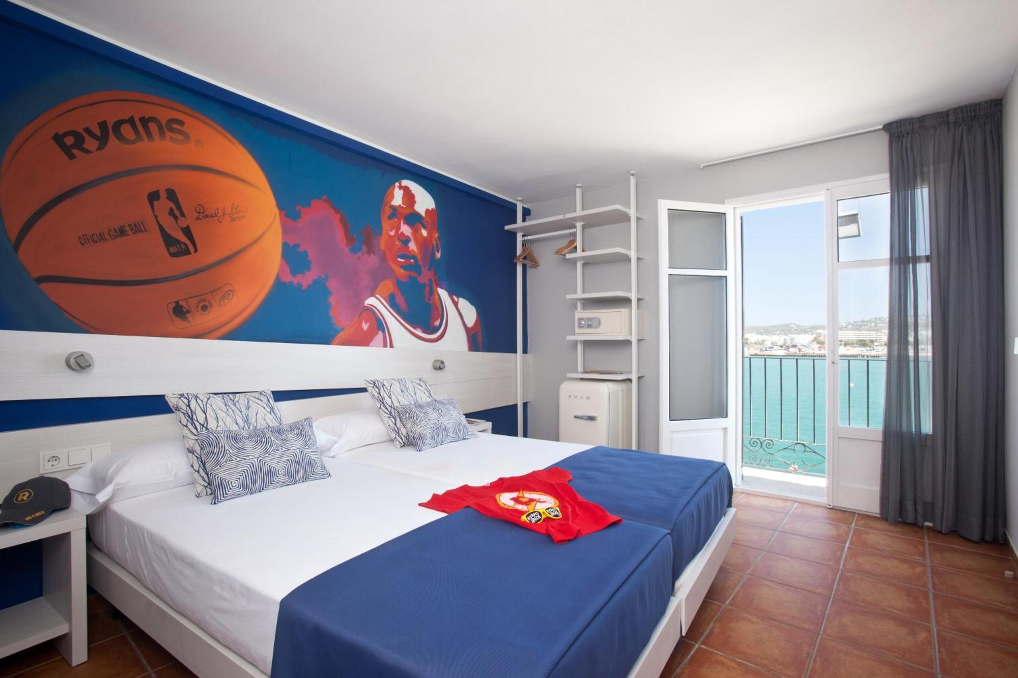 Hotel Ryans La Marina 3*